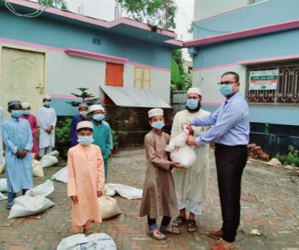 লালমাইয়ে এতিম শিশুদের পাশে ইউএনও নজরুল ইসলাম