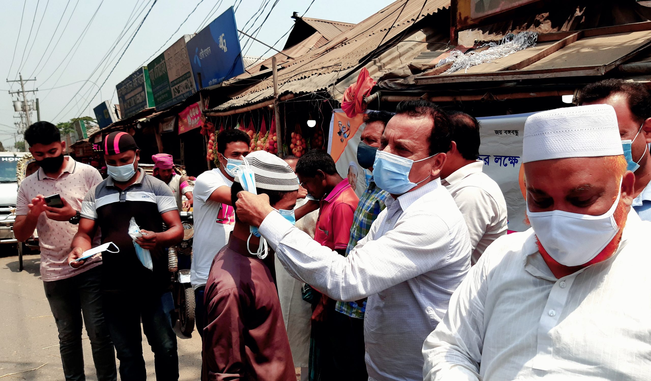 লালমাইয়ে সারাদিন ব্যাপী বিনামূল্য মাস্ক বিতরন
