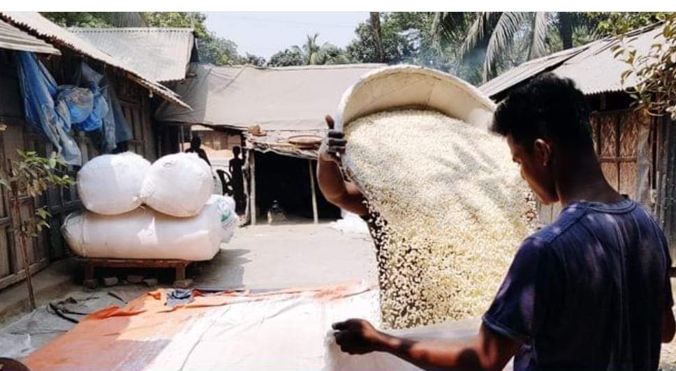 বরুড়ার হাতে ভাজা মুড়ি কুমিল্লা জেলার চাহিদা পূরন করে রপ্তানি হয় আরও ৪টি জেলায়