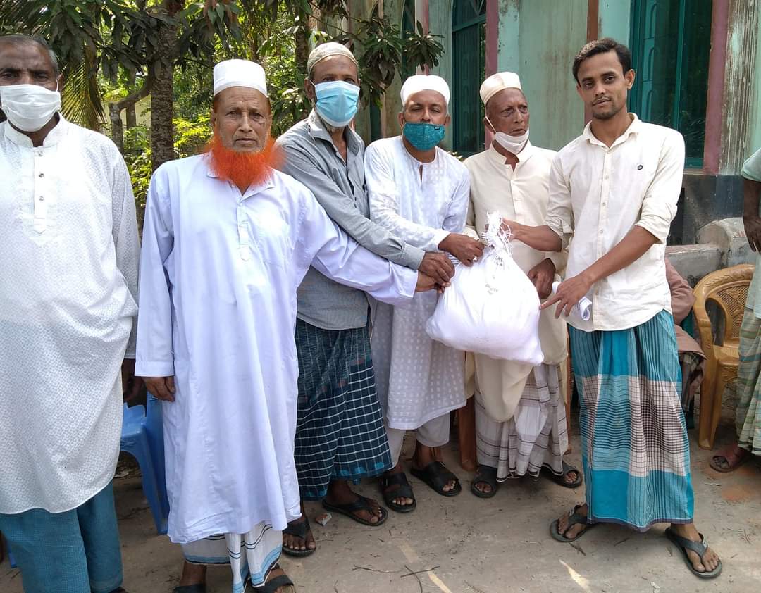 পেরুলে দুই শত পঞ্চাশ পরিবারের মাঝে ইফতার সামগ্রী বিতরণ | জাগো লালমাই