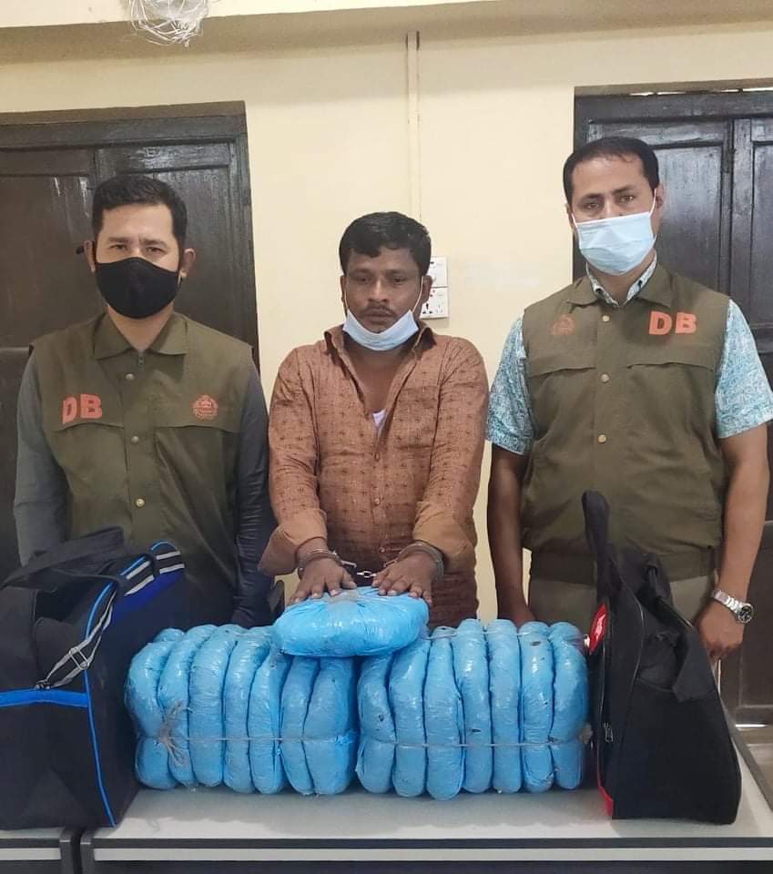 মাদক ব্যবসায়ী মোবারক জেলা গোয়েন্দা পুলিশের হাতে আটক | জাগো লালমাই
