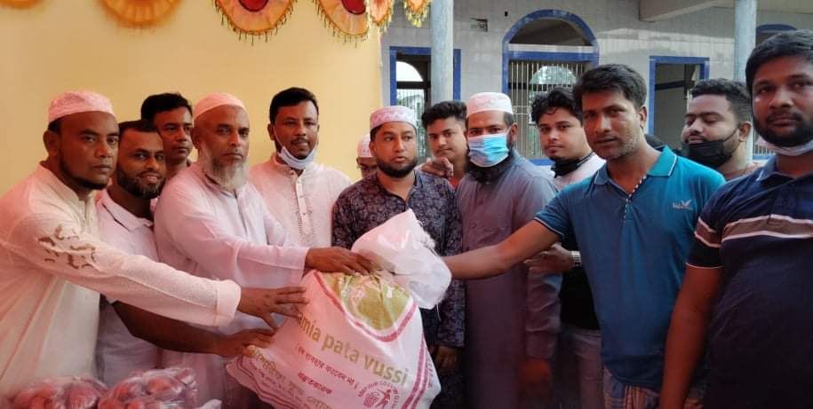 হাজতখোলা মাদ্রাসা এতিম অসহায় গ্রুপের পক্ষ থেকে ইফতার সামগ্রী বিতরণ | জাগো লালমাই