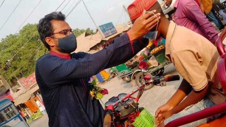 লালমাই উপজেলা ক্লাবের উদ্যোগে মাস্ক বিতরণ