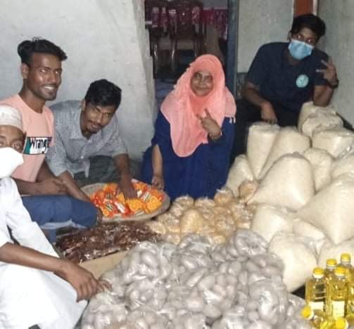 সোনারতরী রক্তদান ফাউন্ডেশনের পক্ষ থেকে ইফতার সামগ্রী বিতরণ