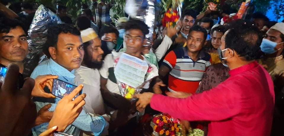 সামছুউদ্দিন কালুর জন্মদিনে বাবুল গাজী মেম্বারের ফুলের শুভেচ্ছা