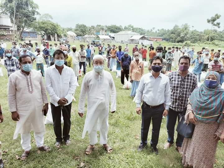 লালমাইয়ে ক্ষতিগ্রস্ত পরিবহন শ্রমিকদের মাঝে প্রধানমন্ত্রীর উপহার বিতরণ