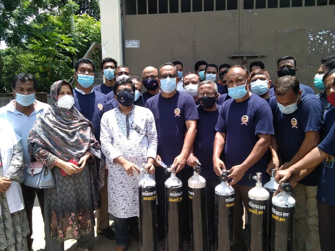 বাগমারা ২০ শয্যা হাসপাতালে লালমাই ক্লাবের অক্সিজেন সিলিন্ডার হস্তান্তর