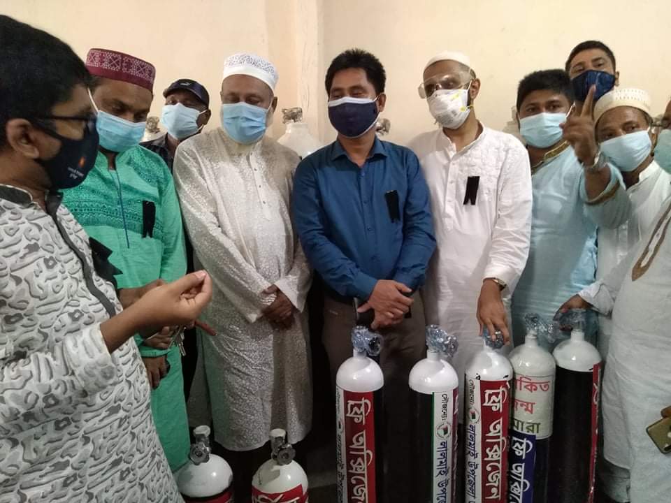 লালমাই উপজেলা আ’লীগের অক্সিজেন সিলিন্ডার হস্তান্তর