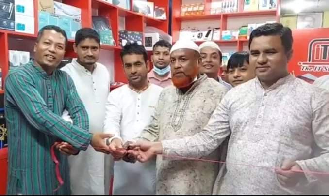 বাগমারা বাজারে ‘দি আইটি স্টোর’ এর শুভ উদ্বোধন