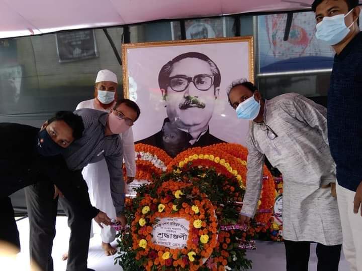 শোক দিবসে জাতির জনকের প্রতিকৃতিতে লালমাই প্রেসক্লাবের শ্রদ্ধা নিবেদন।