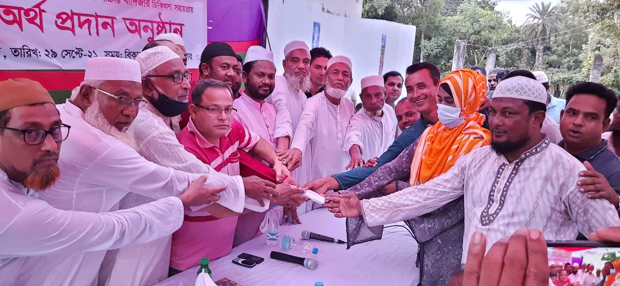পেরিয়া ইউনিয়ন প্রবাসী কল্যাণ সোসাইটির উদ্যোগে ক্যান্সারে আক্রান্ত খাদিজাকে নগদ অর্থ প্রদান