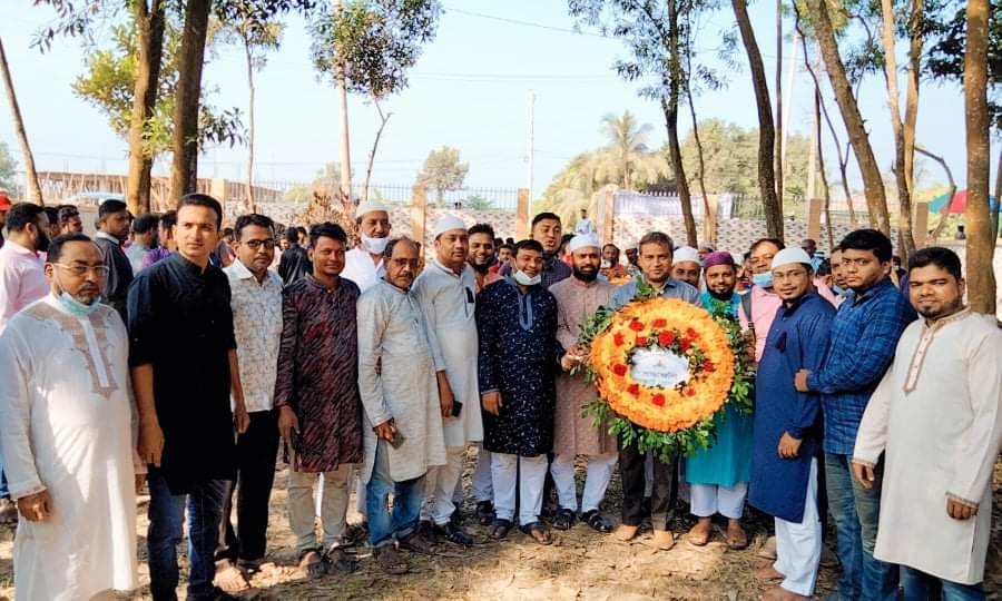 অধ্যক্ষ আবুল কালাম মজুমদারের সমাধিস্থলে লালমাই প্রেস ক্লাবের শ্রদ্ধা নিবেদন