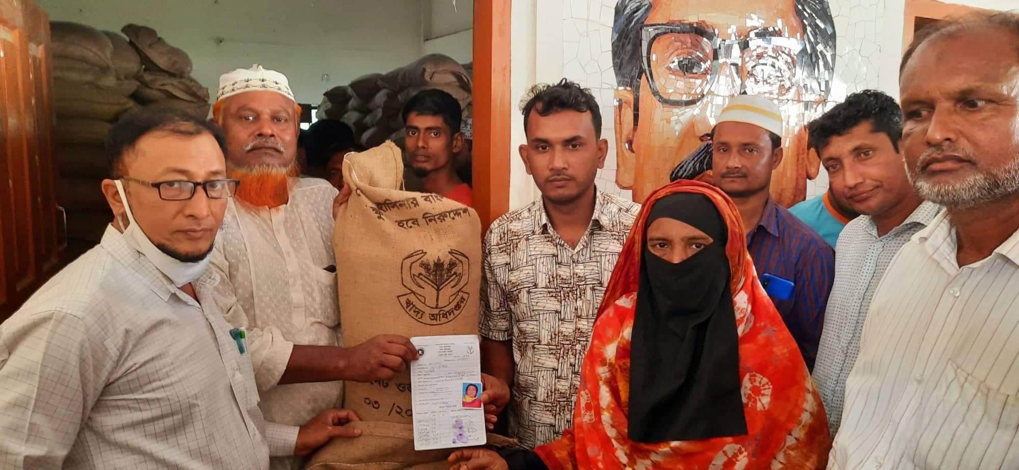 নাঙ্গলকোট পেরিয়ায় হতদরিদ্রদের মাঝে ১০টাকার চাল বিতরণ