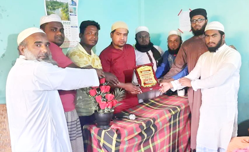 বাগমারা নুরুল কোরআন স্কুল এন্ড মাদ্রাসার সভাপতি রফিকুল ইসলাম মোহনকে সম্মাননা স্মারক প্রদান