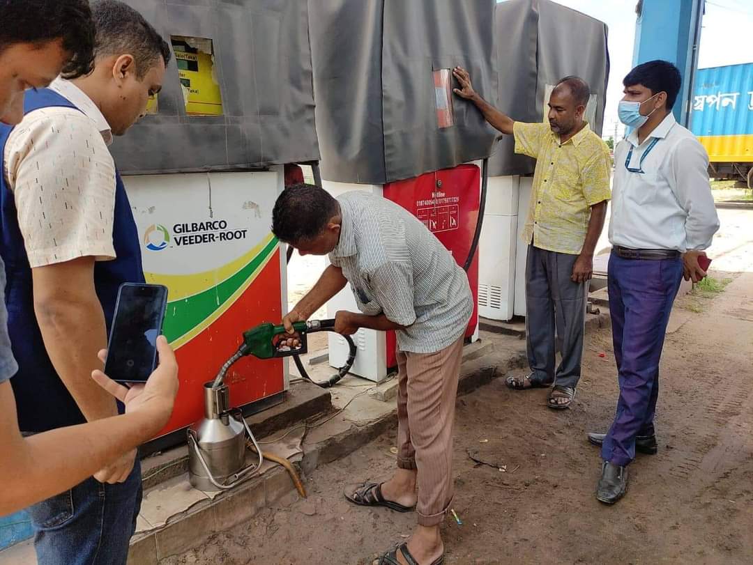 কুমিল্লায় তেল পরিমাপে কারচূপি গুনতে হলো জরিমানা