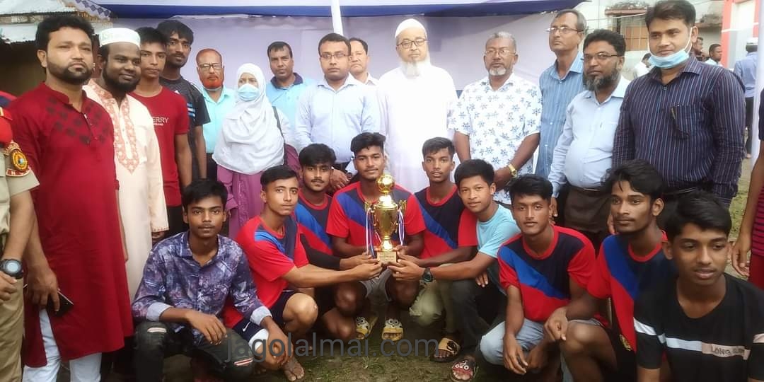 লালমাই উপজেলায় চ্যাম্পিয়ন বাগমারা স্কুল ফুটবল একাদশ