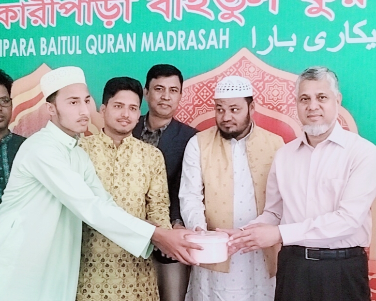 শিকারিপাড়া বাইতুল কোরআন মাদ্রাসায় শিক্ষার্থীদের মাঝে পুরষ্কার বিতরন