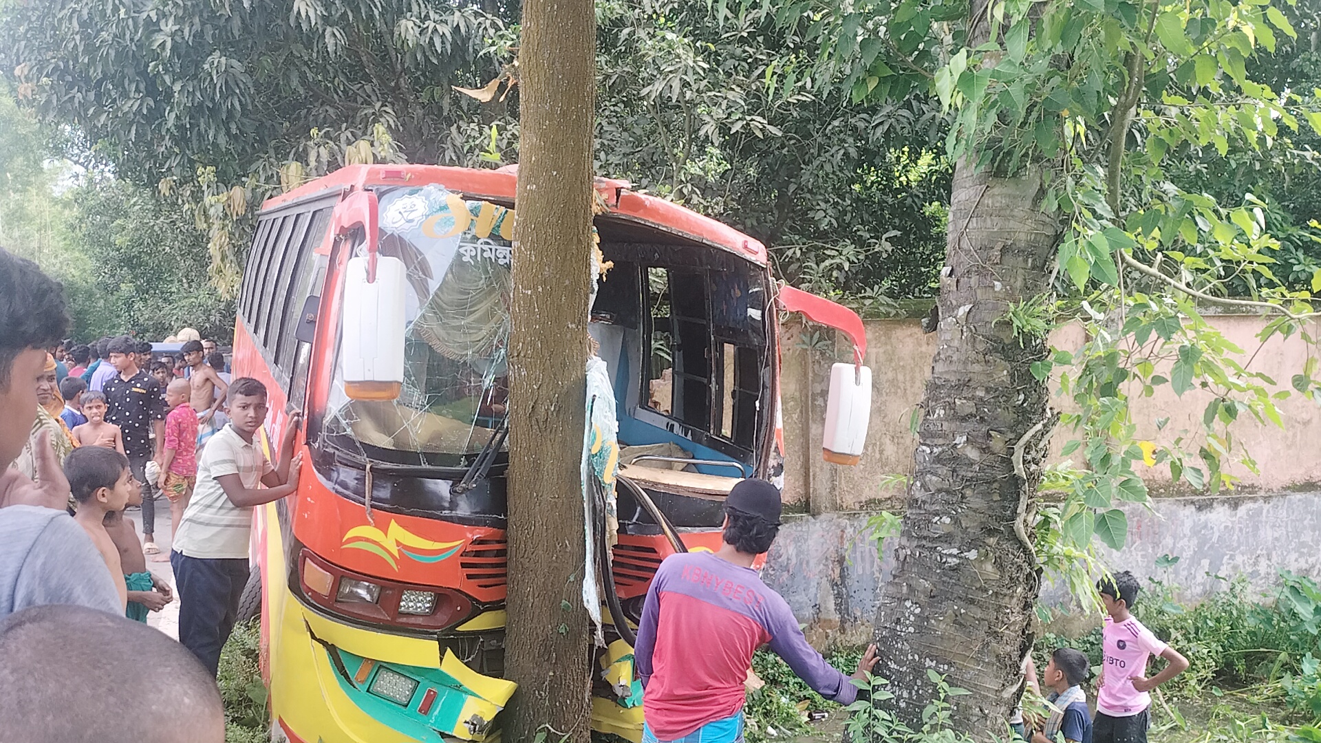 নিয়ন্ত্রণ হারিয়ে দূর্ঘটনার কবলে বাস