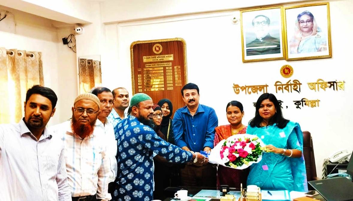 লালমাইয়ের নবযোগদানকৃত ইউএনওকে ফুলেল শুভেচছা