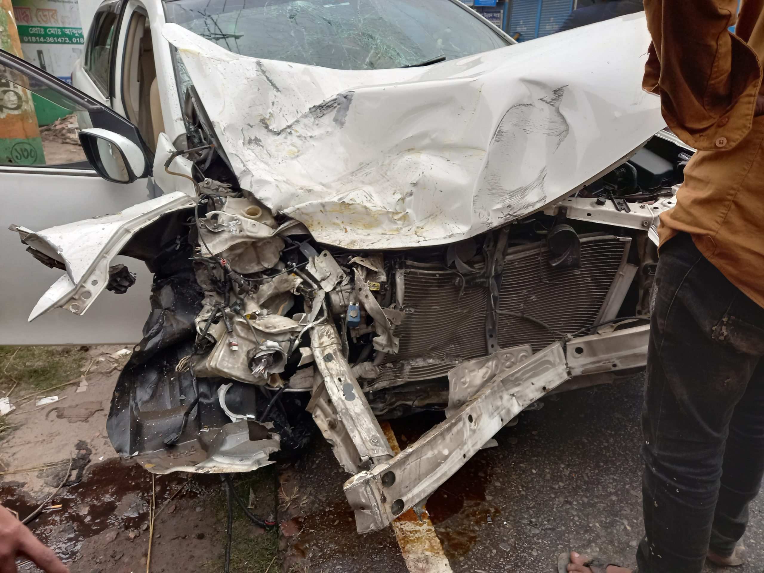 বাগমারায় প্রাইভেটকার ও ট্রাক মুখোমুখি সংঘর্ষে আহত ৪ জন