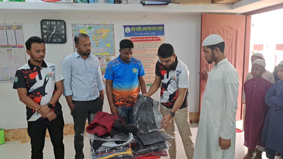 এতিম শিক্ষার্থীদের মাঝে শীতবস্ত্র বিতরন