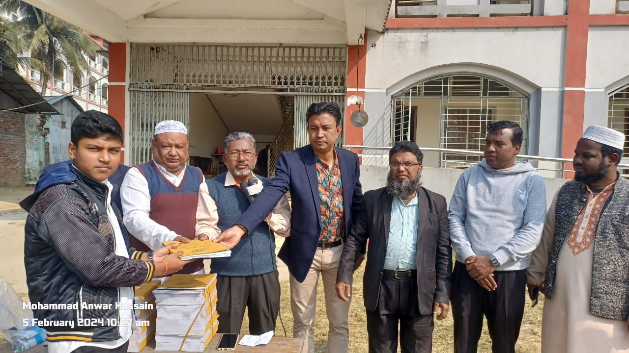 বাগমারা উচ্চ বিদ্যালয়ে শিক্ষার্থীদের মাঝে শিক্ষা সামগ্রী বিতরন