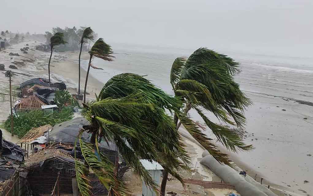 দুপুর ১টার মধ্যে ৮০ কি. বেগে ঝড়ের আভাস