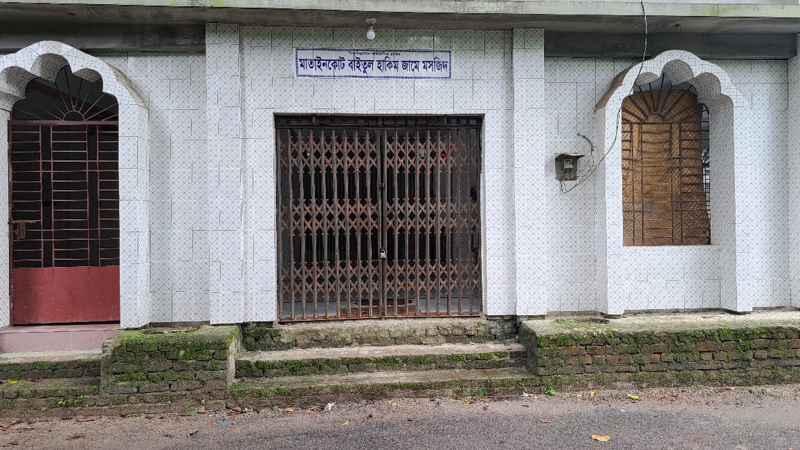 মসজিদে তালা দিলেন চেয়ারম্যান