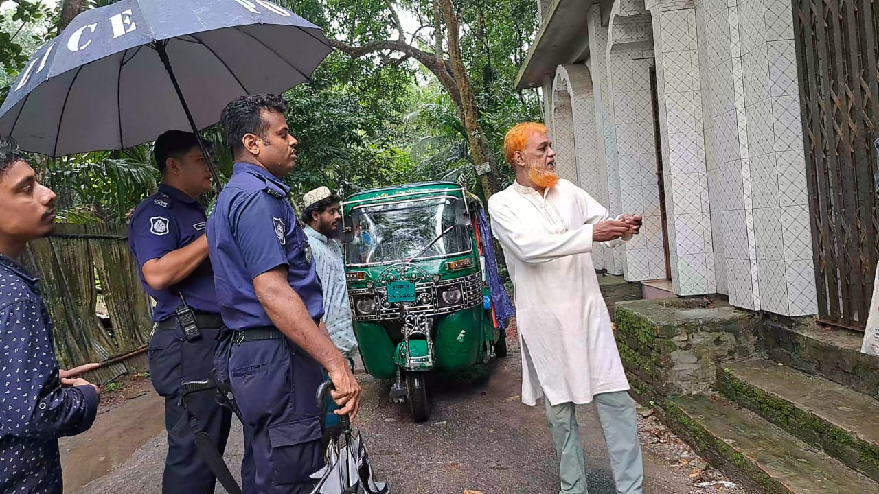 পুলিশ এসে খুলে দিলেন মসজিদের তালা