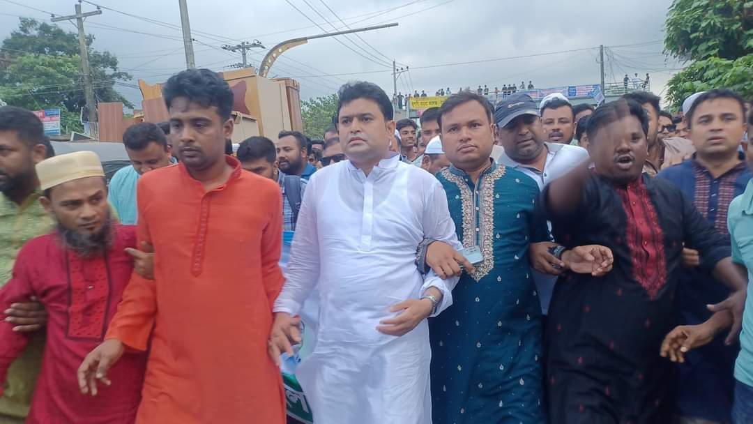 লালমাই উপজেলা স্বেচ্ছাসেবকলীগের আনন্দ মিছিলে হাজারও নেতাকর্মীর ঢল