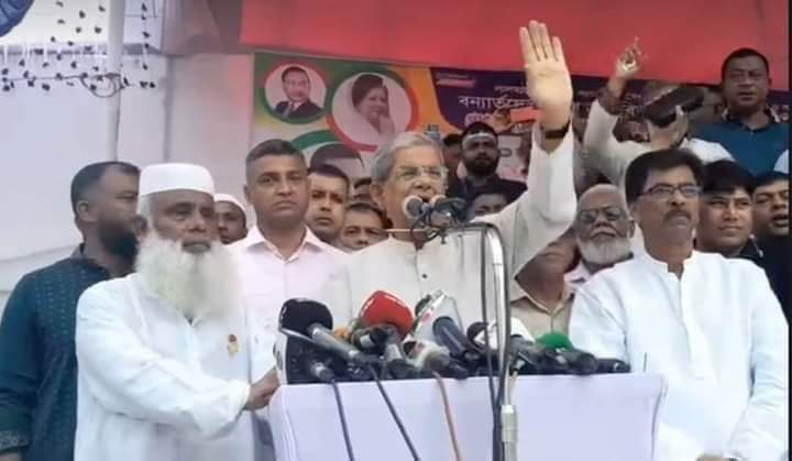 লালমাইয়ে ত্রান বিতরন করলেন মির্জা ফখরুল
