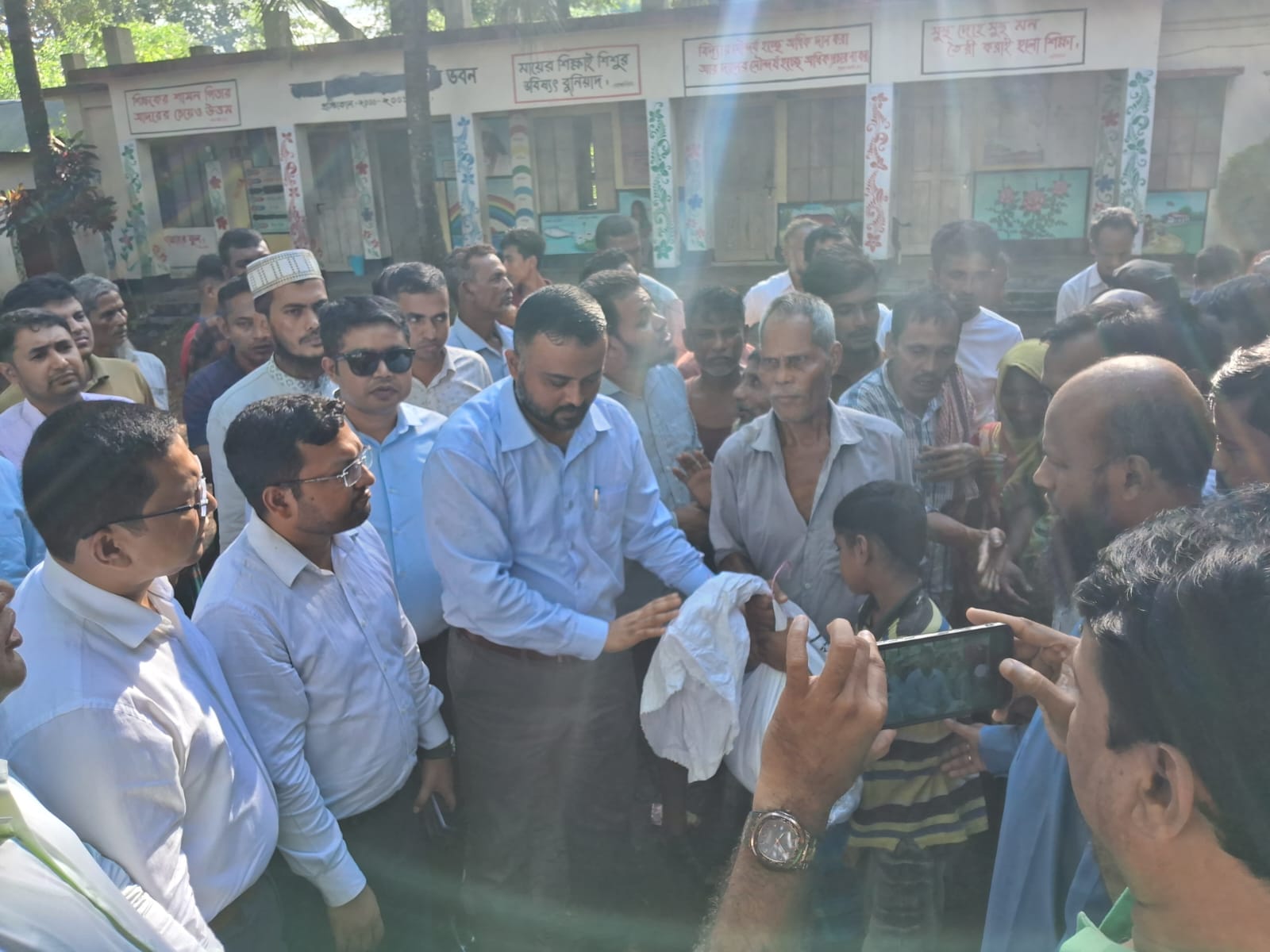 লালমাইয়ে আশ্রয় কেন্দ্র পরিদর্শনে আসেন কুমিল্লার প্রশাসক