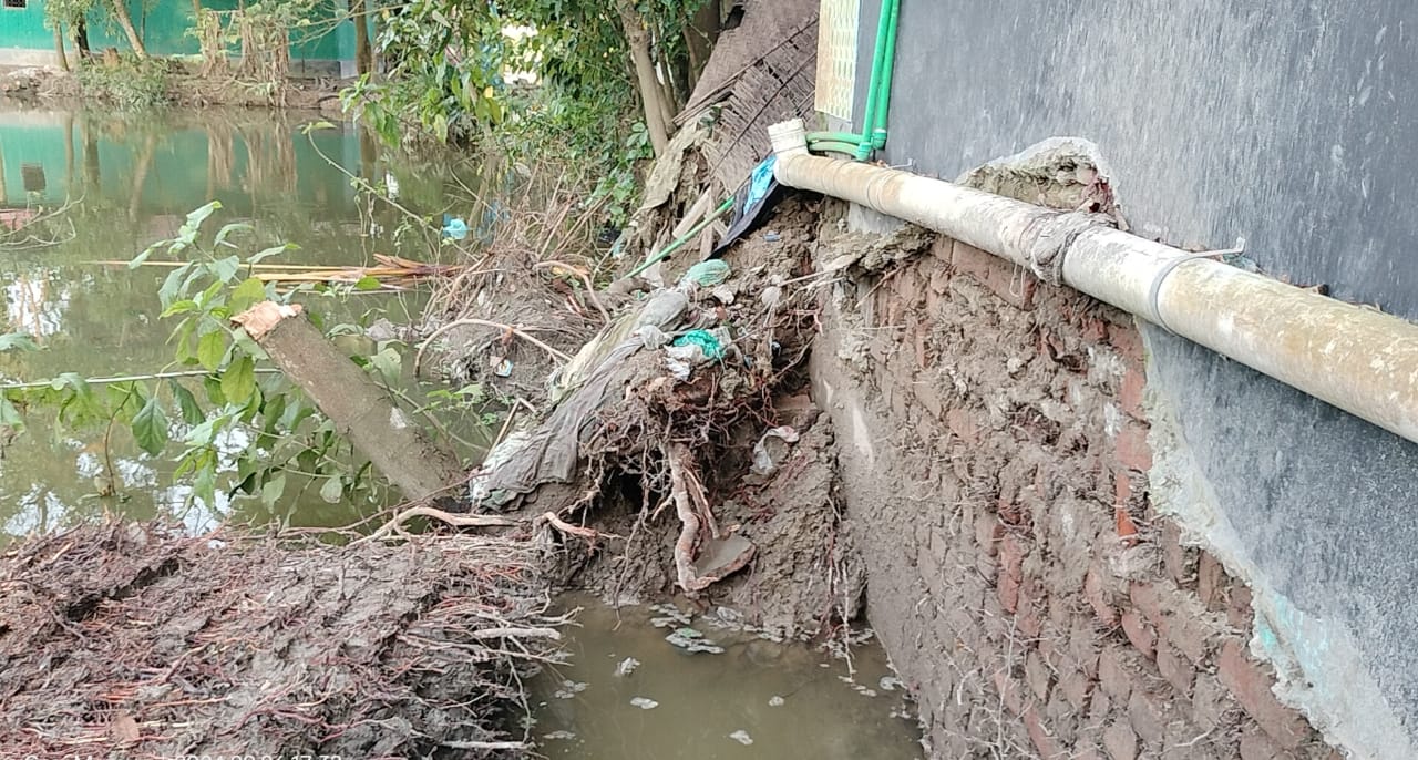 লালমাইয়ে পুকুরের পাড় ধসে ঝুকিতে থাকার ঘর!