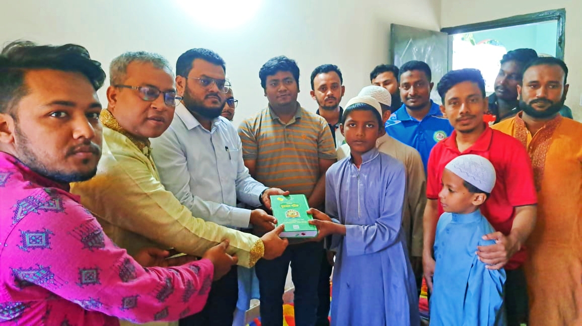 লালমাইয়ে মাদ্রাসার শিক্ষার্থীদের মাঝে কোরআন শরীফ বিতরন