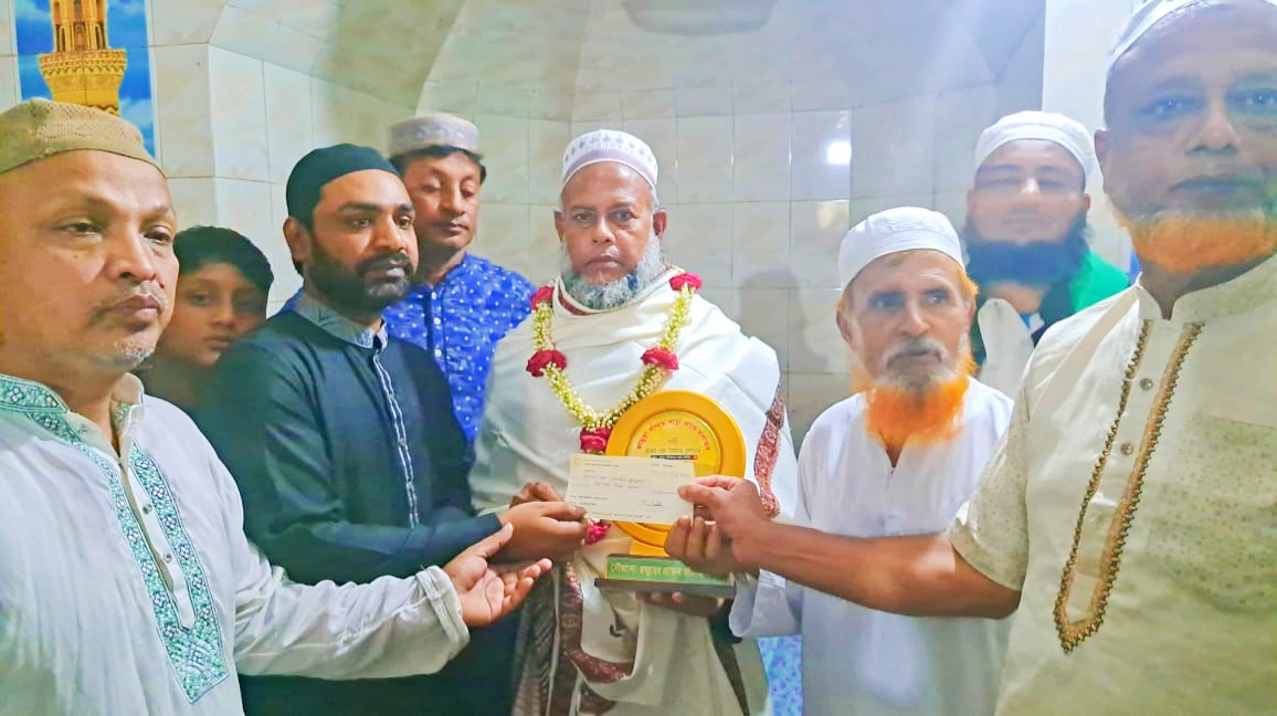 লালমাইয়ে মসজিদের ইমামকে বিদায় সংবর্ধনা দিলো মহল্লাবাসি