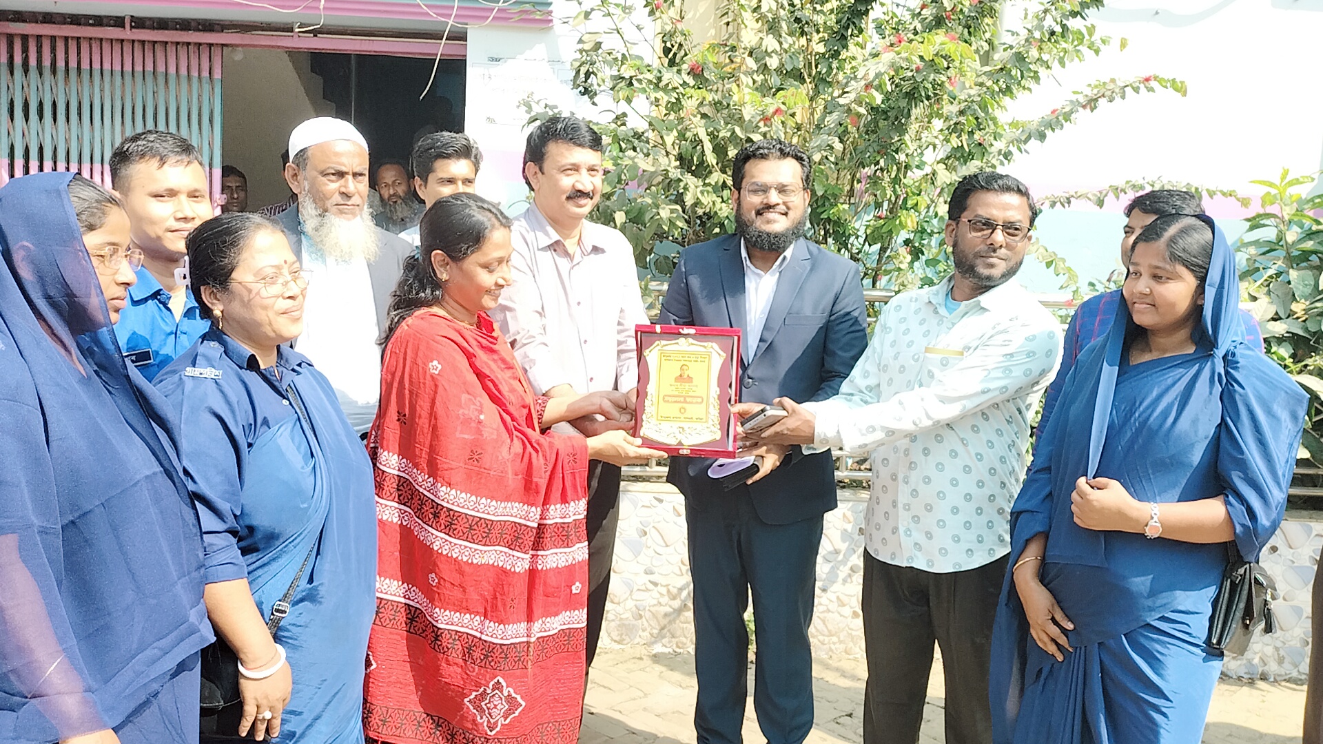 জন্ম ও মৃত্যু নিবন্ধনে শতভাগ লক্ষ্যমাত্রা অর্জন করায় ইউপি সচিবকে সম্মাননা স্মারক প্রদান