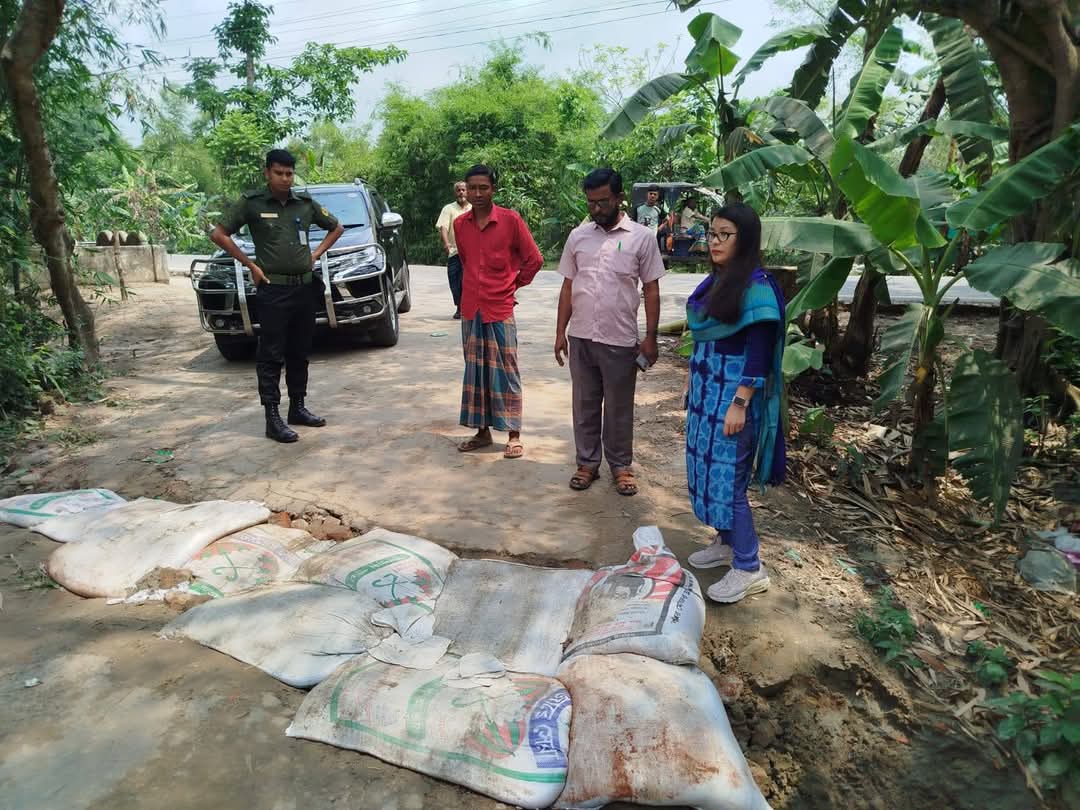 অতিবৃষ্টিতে বিচ্ছিন্ন সড়ক চলাচলে উপযোগী করলেন ইউএনও 