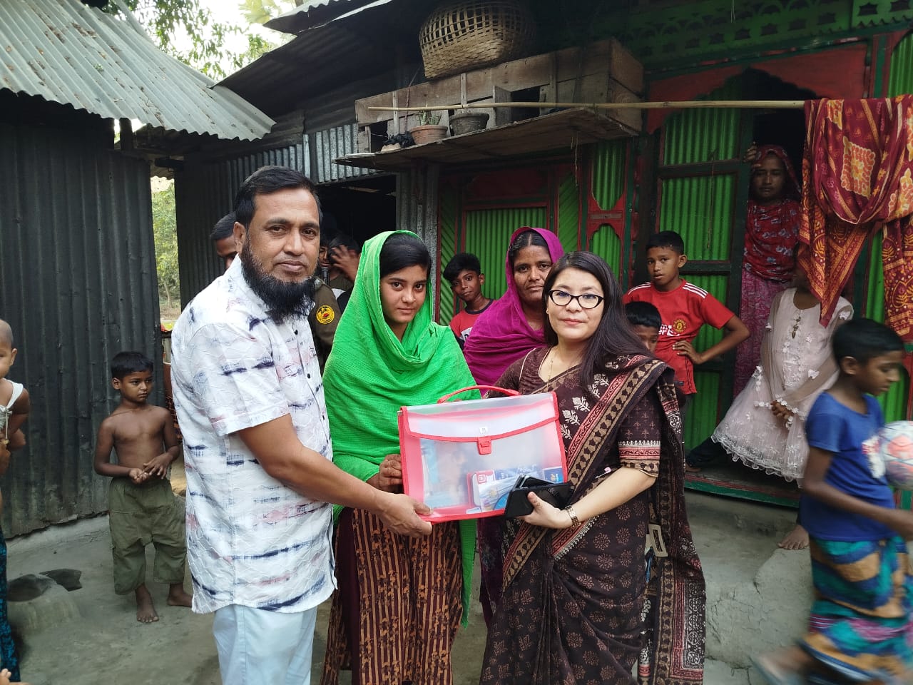 লালমাইয়ে শিক্ষার্থীদের মনোবল বাড়াতে ইউএনও উপহার 