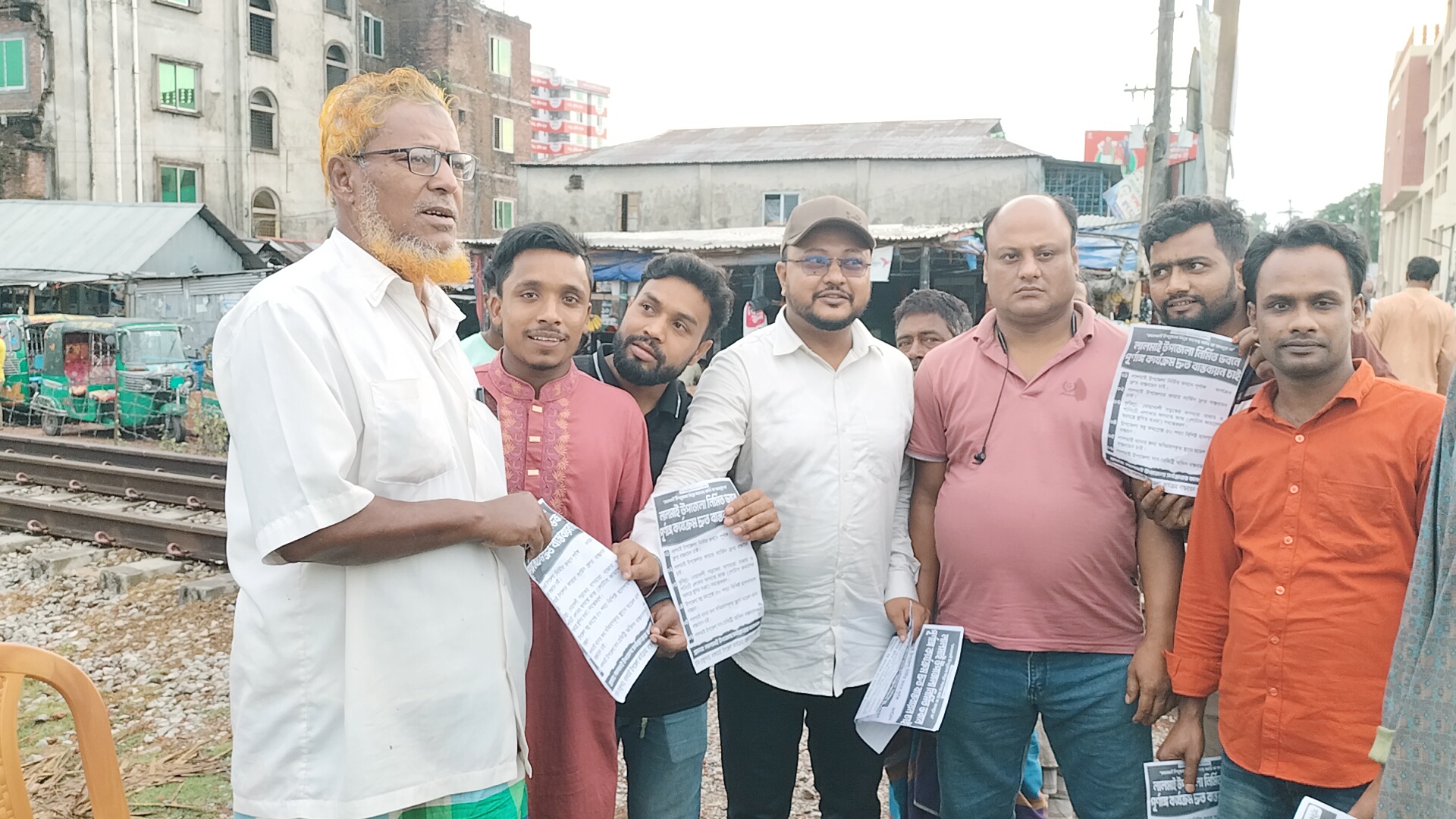 নবনির্মিত ভবনে উপজেলা পূর্ণাঙ্গ কার্যক্রম বাস্তবায়নের দাবিতে লিফলেট বিতরণ 