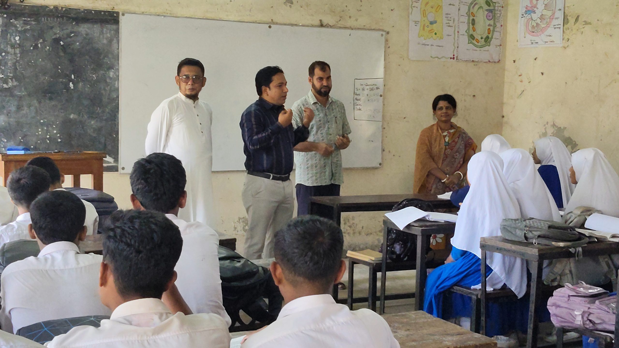 শিক্ষার মানোন্নয়নে নবম শ্রেণির শিক্ষার্থীদের সঙ্গে এডহক কমিটির সভাপতির মতবিনিময়
