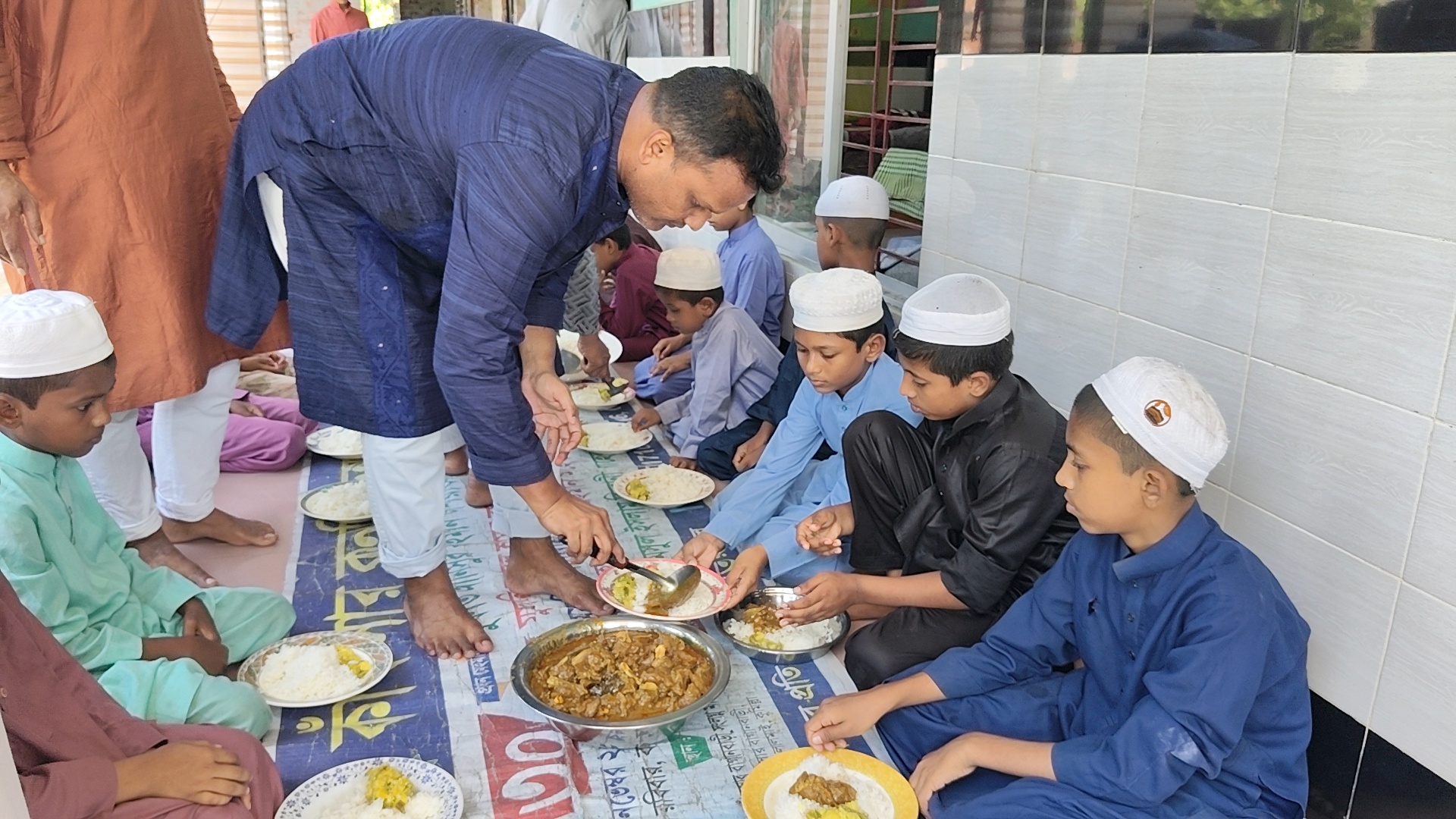 লালমাইয়ে সন্তানকে সাথে নিয়ে এতিমদের আহার করালেন ওসি